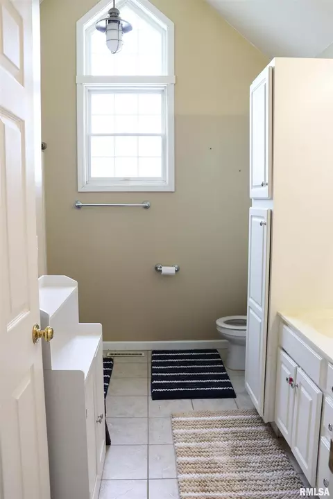 Bath - 1157 E Guth Rd, Washington, IL 61571 photo 8 of 12