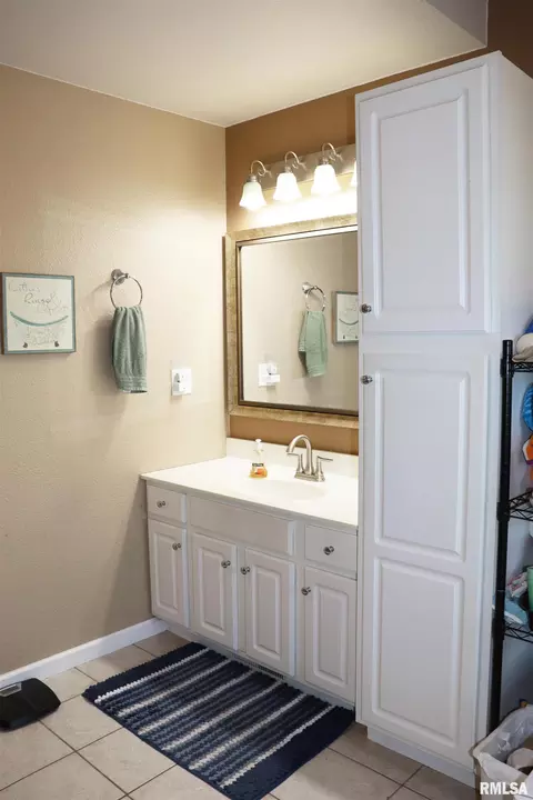 Bath - 1157 E Guth Rd, Washington, IL 61571 photo 7 of 12