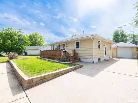 1313 Janssen St, Pekin, IL 61554