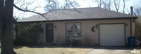 5425 N Glen Elm Dr, Peoria Heights, IL 61616