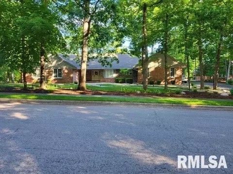 341 W Ravinwoods Rd, Peoria, IL 61615
