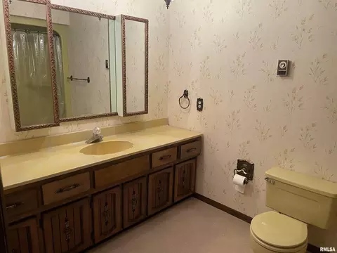 Bath - 6772 Cherry Valley Rd, Marion, IL 62959 photo 1 of 1