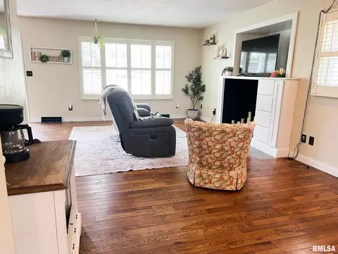Living - 307 Tower St, Eureka, IL 61530 photo 3 of 5