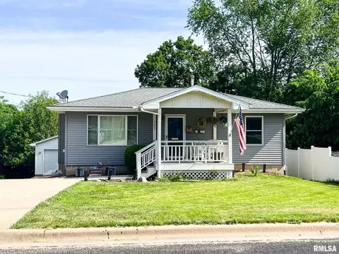 Exterior - 307 Tower St, Eureka, IL 61530 photo 2 of 19