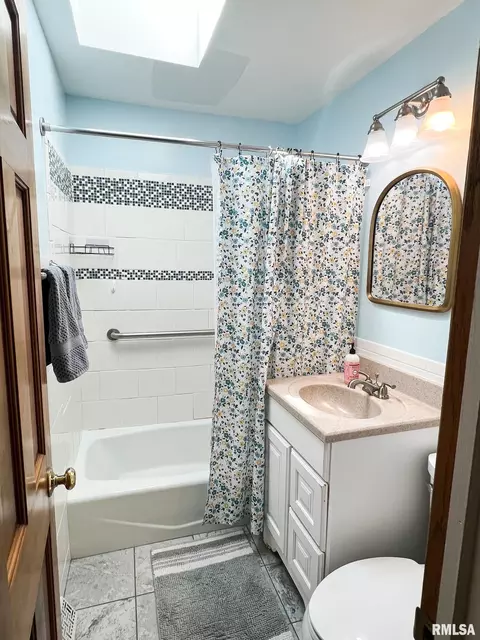 Bath - 307 Tower St, Eureka, IL 61530 photo 1 of 2
