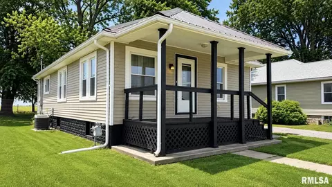 955 W Carter St, Fairview, IL 61432