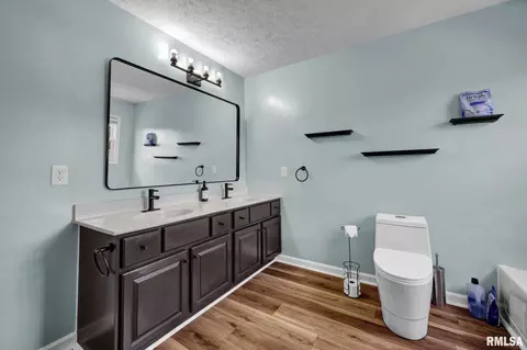 Bath - 1102 Chippewa St, Normal, IL 61761 photo 3 of 4