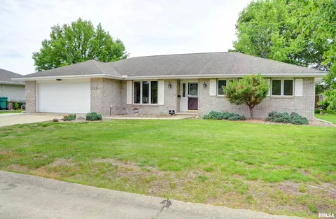 225 Pinecrest Dr, Macomb, IL 61455