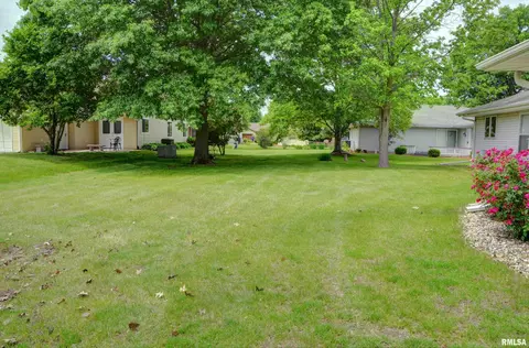 Exterior - 225 Pinecrest Dr, Macomb, IL 61455 photo 5 of 5