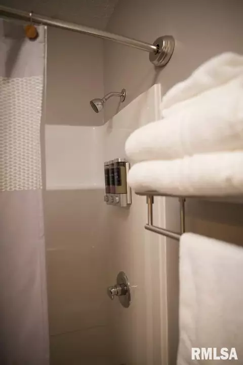 Bath - 724 S Campbell St, Macomb, IL 61455 photo 3 of 3