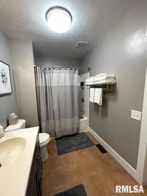Bath - 724 S Campbell St, Macomb, IL 61455 photo 2 of 3