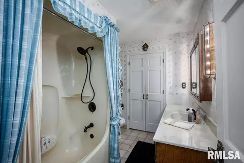 Bath - 604 E Clark St, Marion, IL 62959 photo 2 of 3
