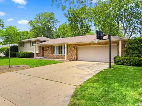 349 E Forestwood St, Morton, IL 61550