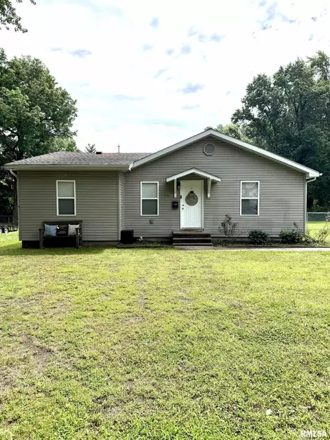 716 Sheridan Dr, Benton, IL 62812