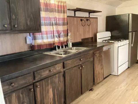 Kitchen - 301 E 2nd St, Kingston Mines, IL 61539 photo 4 of 5