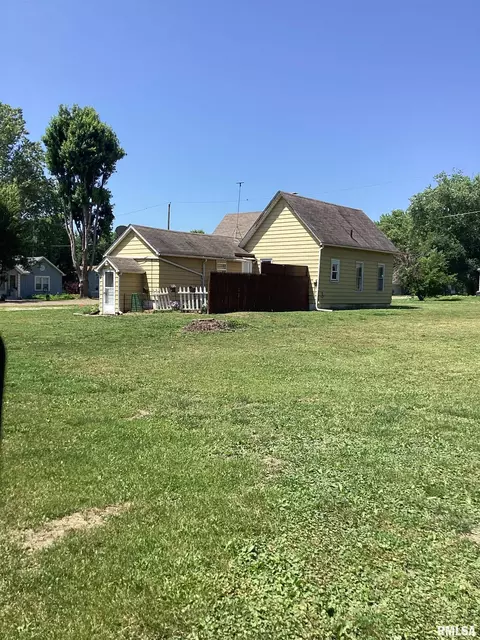 Exterior - 301 E 2nd St, Kingston Mines, IL 61539 photo 7 of 11