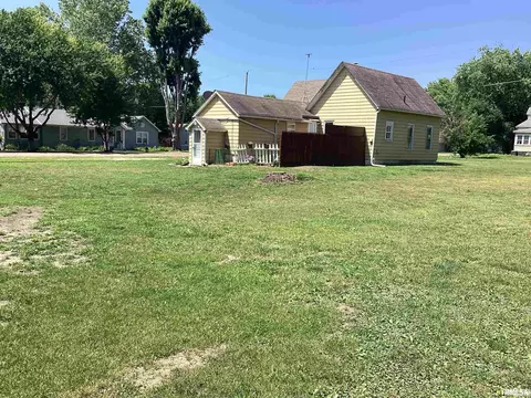 Exterior - 301 E 2nd St, Kingston Mines, IL 61539 photo 6 of 11