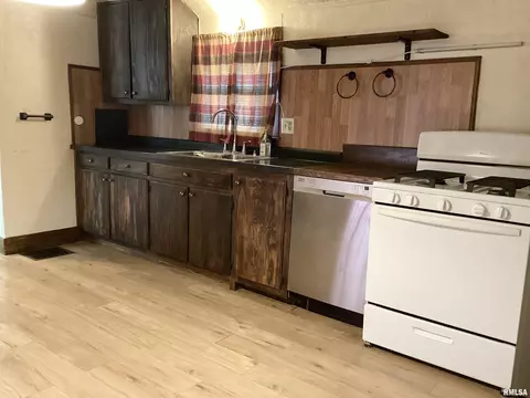 Kitchen - 301 E 2nd St, Kingston Mines, IL 61539 photo 5 of 5