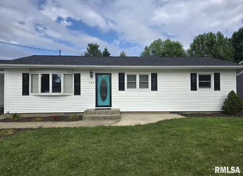 108 N 3rd St, Roanoke, IL 61561