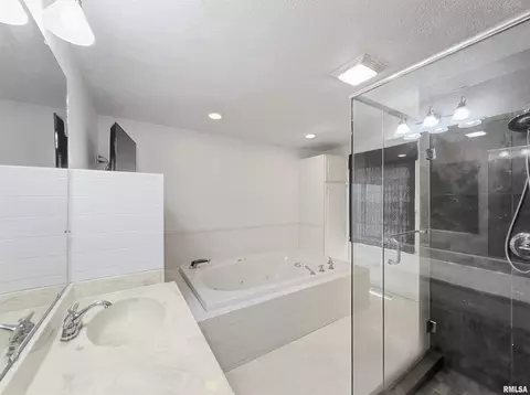Bath - 3 Wilmette Dr, Normal, IL 61761 photo 2 of 4