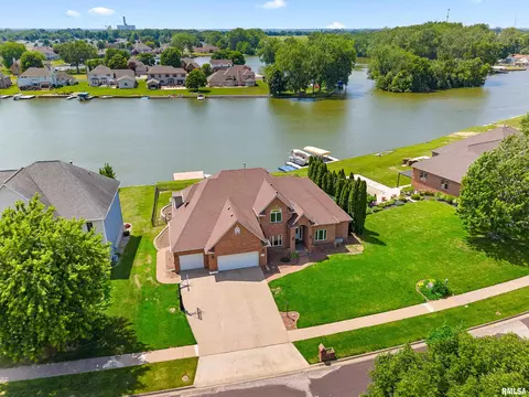 2035 El Camino Dr, Pekin, IL 61554