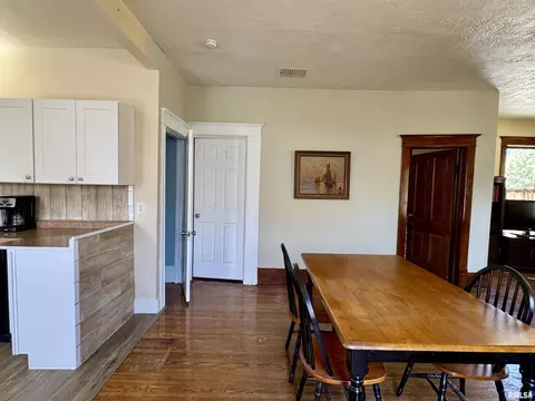 Dining - 321 W Jefferson St, Macomb, IL 61455 photo 3 of 4