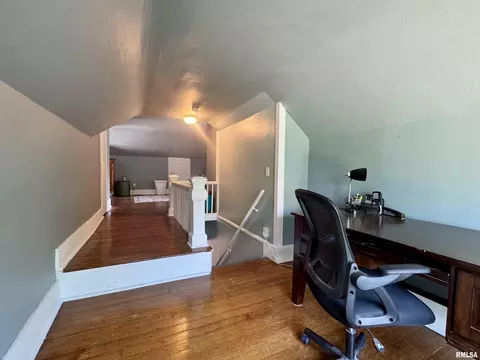 Entry Way - 321 W Jefferson St, Macomb, IL 61455 photo 2 of 3