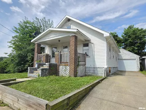 121 Pershing Pl, East Peoria, IL 61611