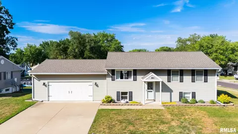 1800 Columbus Dr, Pekin, IL 61554