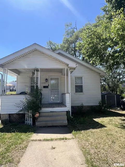 1303 S 7th St, Pekin, IL 61554