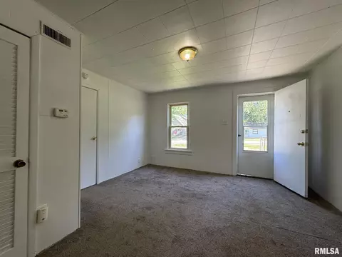 909 Elm St, Macomb, IL 61455 photo 3