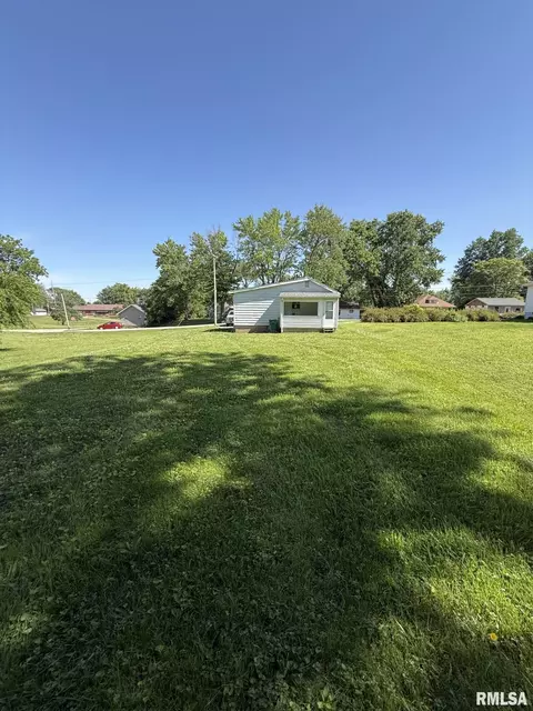 909 Elm St, Macomb, IL 61455 photo 2