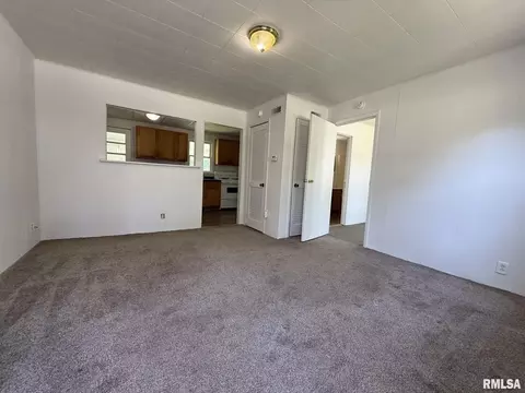 909 Elm St, Macomb, IL 61455 photo 4