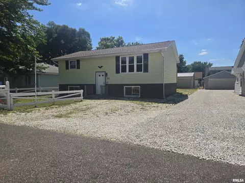 1149 Perry St, East Peoria, IL 61611