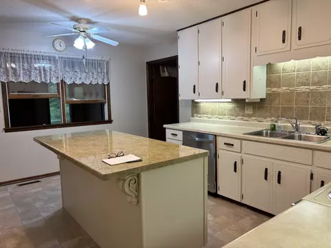 Kitchen - 208 Holly Ter, Anna, IL 62906 photo 2 of 3
