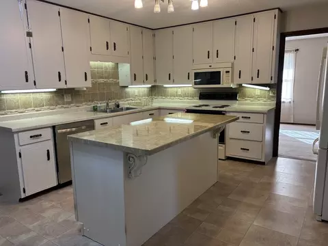Kitchen - 208 Holly Ter, Anna, IL 62906 photo 1 of 3