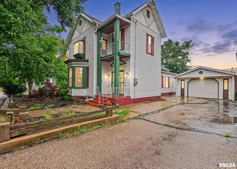 304 Buena Vista Ave, Pekin, IL 61554
