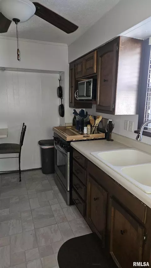Kitchen - 1055 Elm St, Canton, IL 61520 photo 5 of 5