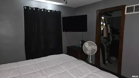 Bedroom - 1055 Elm St, Canton, IL 61520 photo 2 of 4