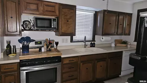 Kitchen - 1055 Elm St, Canton, IL 61520 photo 4 of 5