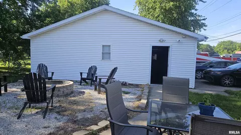 Exterior - 1055 Elm St, Canton, IL 61520 photo 2 of 4