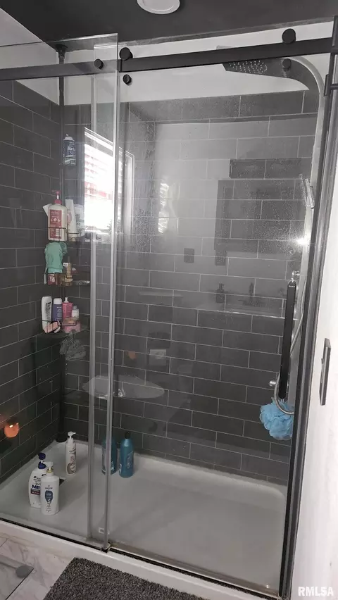 Bath - 1055 Elm St, Canton, IL 61520 photo 6 of 6