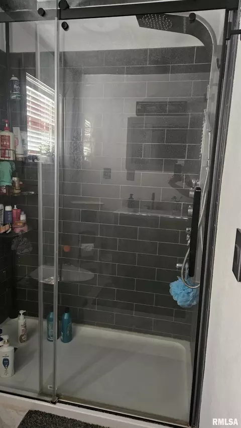 Bath - 1055 Elm St, Canton, IL 61520 photo 2 of 6
