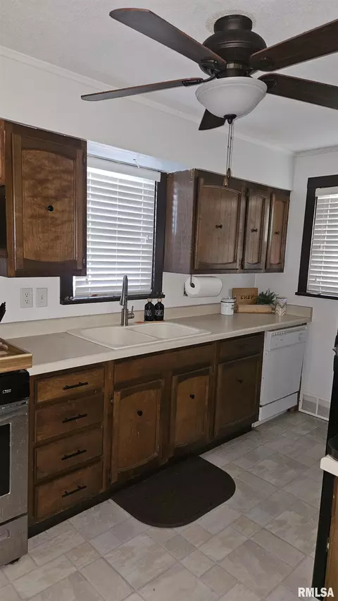 Kitchen - 1055 Elm St, Canton, IL 61520 photo 2 of 5