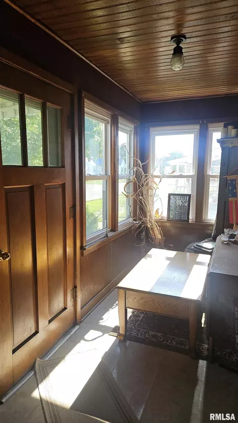 Exterior - 1055 Elm St, Canton, IL 61520 photo 3 of 4