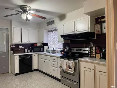 Kitchen - 217 Apple Ln, Anna, IL 62906 photo 2 of 5