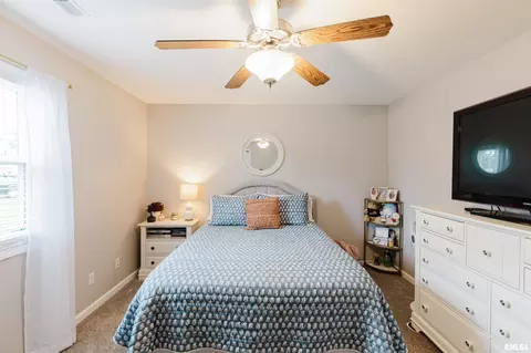Bedroom - 1109 Glory Ln, Marion, IL 62959 photo 7 of 7