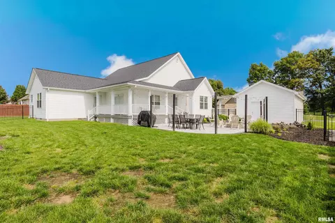 Exterior - 1109 Glory Ln, Marion, IL 62959 photo 4 of 5