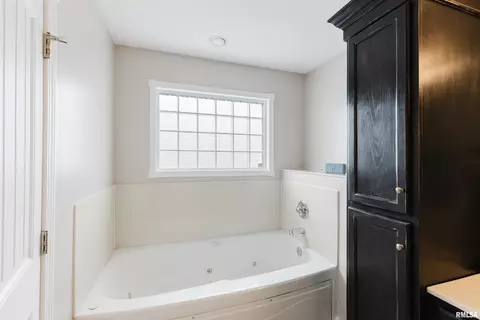 Bath - 1109 Glory Ln, Marion, IL 62959 photo 3 of 5