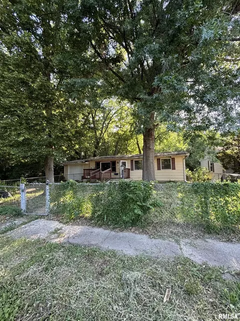 1511 S Queens Dr, Peoria, IL 61605